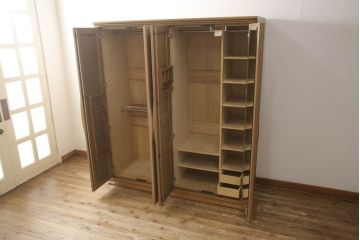 ワードローブを使いやすくリメイク!高品質リペアを施し、天板と脚の出っ張りをカット。本体の色味を活かした仕上げ。