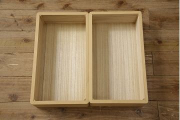 ワードローブを使いやすくリメイク!高品質リペアを施し、天板と脚の出っ張りをカット。本体の色味を活かした仕上げ。
