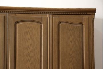 ワードローブを使いやすくリメイク!高品質リペアを施し、天板と脚の出っ張りをカット。本体の色味を活かした仕上げ。