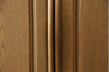 ワードローブを使いやすくリメイク!高品質リペアを施し、天板と脚の出っ張りをカット。本体の色味を活かした仕上げ。