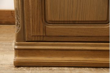 ワードローブを使いやすくリメイク!高品質リペアを施し、天板と脚の出っ張りをカット。本体の色味を活かした仕上げ。