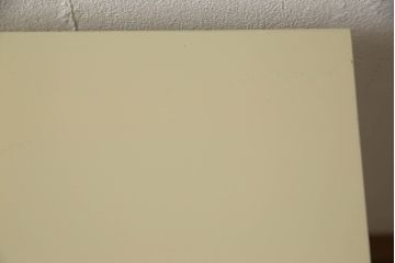 テレビ台をサイドチェストにリメイク!左右の引き出し部分を使ってサイドチェストに。台輪をカットし天板の角を丸く加工。脚を取り付けて、モカベージュにペイント仕上げ。