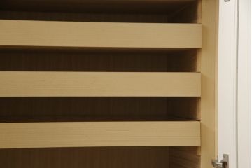 箪笥を2つのチェストにリメイク!上段は既存の天板を取り外し、脚を取り付け。上下段いずれもヒノキ無垢材の天板と取っ手を取り付け。本体はアンティークホワイトにペイント、天板はステイン塗料仕上げ。