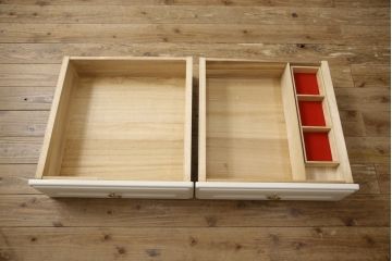 箪笥を2つのチェストにリメイク!上段は既存の天板を取り外し、脚を取り付け。上下段いずれもヒノキ無垢材の天板と取っ手を取り付け。本体はアンティークホワイトにペイント、天板はステイン塗料仕上げ。