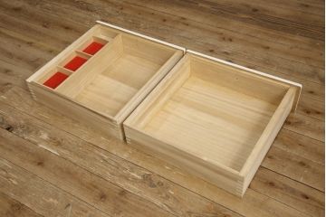 箪笥を2つのチェストにリメイク!上段は既存の天板を取り外し、脚を取り付け。上下段いずれもヒノキ無垢材の天板と取っ手を取り付け。本体はアンティークホワイトにペイント、天板はステイン塗料仕上げ。