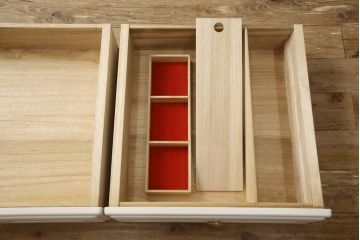 箪笥を2つのチェストにリメイク!上段は既存の天板を取り外し、脚を取り付け。上下段いずれもヒノキ無垢材の天板と取っ手を取り付け。本体はアンティークホワイトにペイント、天板はステイン塗料仕上げ。