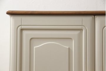 箪笥を2つのチェストにリメイク!上段は既存の天板を取り外し、脚を取り付け。上下段いずれもヒノキ無垢材の天板と取っ手を取り付け。本体はアンティークホワイトにペイント、天板はステイン塗料仕上げ。