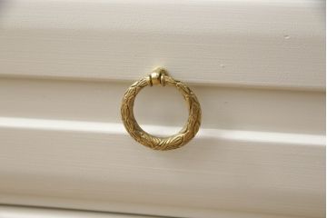箪笥を2つのチェストにリメイク!上段は既存の天板を取り外し、脚を取り付け。上下段いずれもヒノキ無垢材の天板と取っ手を取り付け。本体はアンティークホワイトにペイント、天板はステイン塗料仕上げ。