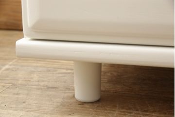 箪笥を2つのチェストにリメイク!上段は既存の天板を取り外し、脚を取り付け。上下段いずれもヒノキ無垢材の天板と取っ手を取り付け。本体はアンティークホワイトにペイント、天板はステイン塗料仕上げ。