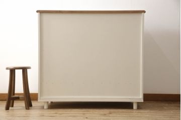 箪笥を2つのチェストにリメイク!上段は既存の天板を取り外し、脚を取り付け。上下段いずれもヒノキ無垢材の天板と取っ手を取り付け。本体はアンティークホワイトにペイント、天板はステイン塗料仕上げ。