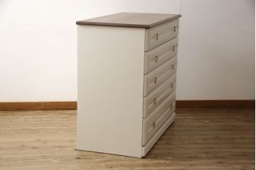 箪笥を2つのチェストにリメイク!上段は既存の天板を取り外し、脚を取り付け。上下段いずれもヒノキ無垢材の天板と取っ手を取り付け。本体はアンティークホワイトにペイント、天板はステイン塗料仕上げ。