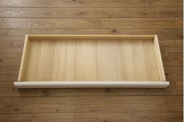 箪笥を2つのチェストにリメイク!上段は既存の天板を取り外し、脚を取り付け。上下段いずれもヒノキ無垢材の天板と取っ手を取り付け。本体はアンティークホワイトにペイント、天板はステイン塗料仕上げ。