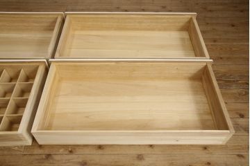箪笥を2つのチェストにリメイク!上段は既存の天板を取り外し、脚を取り付け。上下段いずれもヒノキ無垢材の天板と取っ手を取り付け。本体はアンティークホワイトにペイント、天板はステイン塗料仕上げ。
