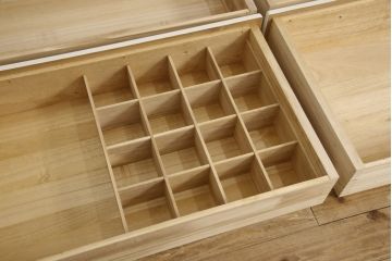 箪笥を2つのチェストにリメイク!上段は既存の天板を取り外し、脚を取り付け。上下段いずれもヒノキ無垢材の天板と取っ手を取り付け。本体はアンティークホワイトにペイント、天板はステイン塗料仕上げ。