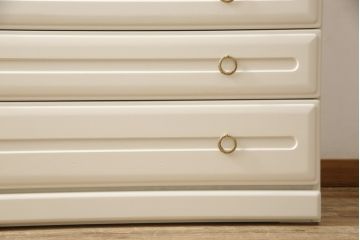 箪笥を2つのチェストにリメイク!上段は既存の天板を取り外し、脚を取り付け。上下段いずれもヒノキ無垢材の天板と取っ手を取り付け。本体はアンティークホワイトにペイント、天板はステイン塗料仕上げ。