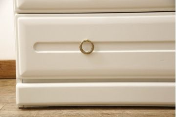 箪笥を2つのチェストにリメイク!上段は既存の天板を取り外し、脚を取り付け。上下段いずれもヒノキ無垢材の天板と取っ手を取り付け。本体はアンティークホワイトにペイント、天板はステイン塗料仕上げ。