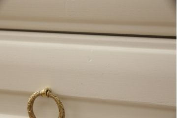 箪笥を2つのチェストにリメイク!上段は既存の天板を取り外し、脚を取り付け。上下段いずれもヒノキ無垢材の天板と取っ手を取り付け。本体はアンティークホワイトにペイント、天板はステイン塗料仕上げ。
