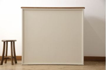 箪笥を2つのチェストにリメイク!上段は既存の天板を取り外し、脚を取り付け。上下段いずれもヒノキ無垢材の天板と取っ手を取り付け。本体はアンティークホワイトにペイント、天板はステイン塗料仕上げ。