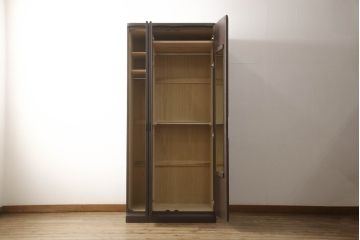 ワードローブを小さくリメイク!扉1枚分をカットし幅をリサイズ。観音開きの扉は左右どちらからでも開くように加工。上部に棚板を作り、その下にポールを設置。ココアブラウンにペイント仕上げ。