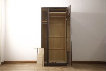 ワードローブを小さくリメイク!扉1枚分をカットし幅をリサイズ。観音開きの扉は左右どちらからでも開くように加工。上部に棚板を作り、その下にポールを設置。ココアブラウンにペイント仕上げ。
