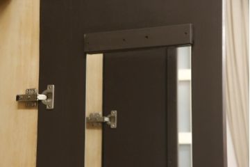 ワードローブを小さくリメイク!扉1枚分をカットし幅をリサイズ。観音開きの扉は左右どちらからでも開くように加工。上部に棚板を作り、その下にポールを設置。ココアブラウンにペイント仕上げ。