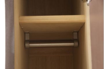 ワードローブを小さくリメイク!扉1枚分をカットし幅をリサイズ。観音開きの扉は左右どちらからでも開くように加工。上部に棚板を作り、その下にポールを設置。ココアブラウンにペイント仕上げ。