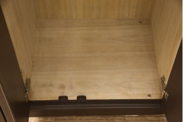 ワードローブを小さくリメイク!扉1枚分をカットし幅をリサイズ。観音開きの扉は左右どちらからでも開くように加工。上部に棚板を作り、その下にポールを設置。ココアブラウンにペイント仕上げ。