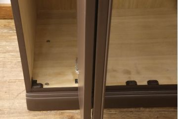 ワードローブを小さくリメイク!扉1枚分をカットし幅をリサイズ。観音開きの扉は左右どちらからでも開くように加工。上部に棚板を作り、その下にポールを設置。ココアブラウンにペイント仕上げ。