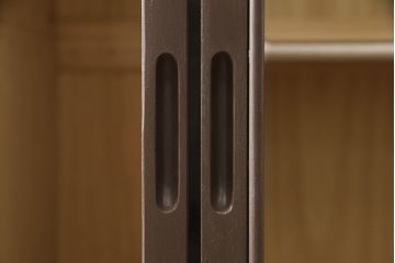 ワードローブを小さくリメイク!扉1枚分をカットし幅をリサイズ。観音開きの扉は左右どちらからでも開くように加工。上部に棚板を作り、その下にポールを設置。ココアブラウンにペイント仕上げ。