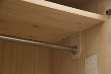 ワードローブを小さくリメイク!扉1枚分をカットし幅をリサイズ。観音開きの扉は左右どちらからでも開くように加工。上部に棚板を作り、その下にポールを設置。ココアブラウンにペイント仕上げ。