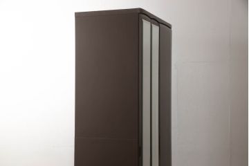 ワードローブを小さくリメイク!扉1枚分をカットし幅をリサイズ。観音開きの扉は左右どちらからでも開くように加工。上部に棚板を作り、その下にポールを設置。ココアブラウンにペイント仕上げ。