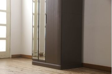 ワードローブを小さくリメイク!扉1枚分をカットし幅をリサイズ。観音開きの扉は左右どちらからでも開くように加工。上部に棚板を作り、その下にポールを設置。ココアブラウンにペイント仕上げ。