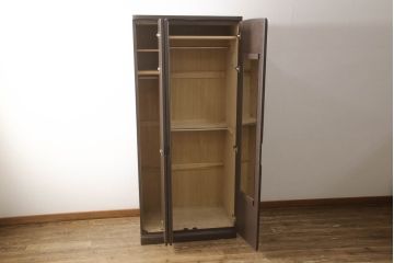 ワードローブを小さくリメイク!扉1枚分をカットし幅をリサイズ。観音開きの扉は左右どちらからでも開くように加工。上部に棚板を作り、その下にポールを設置。ココアブラウンにペイント仕上げ。