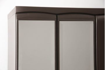 ワードローブを小さくリメイク!扉1枚分をカットし幅をリサイズ。観音開きの扉は左右どちらからでも開くように加工。上部に棚板を作り、その下にポールを設置。ココアブラウンにペイント仕上げ。