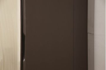 ワードローブを小さくリメイク!扉1枚分をカットし幅をリサイズ。観音開きの扉は左右どちらからでも開くように加工。上部に棚板を作り、その下にポールを設置。ココアブラウンにペイント仕上げ。