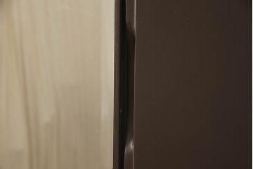 ワードローブを小さくリメイク!扉1枚分をカットし幅をリサイズ。観音開きの扉は左右どちらからでも開くように加工。上部に棚板を作り、その下にポールを設置。ココアブラウンにペイント仕上げ。
