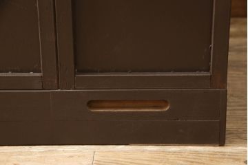 ワードローブを小さくリメイク!扉1枚分をカットし幅をリサイズ。観音開きの扉は左右どちらからでも開くように加工。上部に棚板を作り、その下にポールを設置。ココアブラウンにペイント仕上げ。