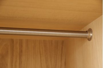 ワードローブを小さくリメイク!扉1枚分をカットし、高さと奥行きをリサイズ。内部のポール付き棚は撤去し、新たに可動式の棚板を製作。