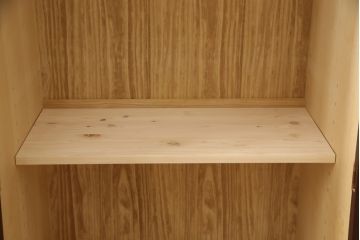 ワードローブを小さくリメイク!扉1枚分をカットし、高さと奥行きをリサイズ。内部のポール付き棚は撤去し、新たに可動式の棚板を製作。