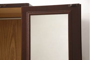 ワードローブを小さくリメイク!扉1枚分をカットし、高さと奥行きをリサイズ。内部のポール付き棚は撤去し、新たに可動式の棚板を製作。