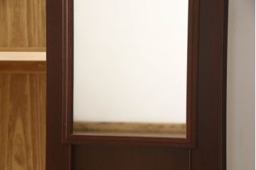ワードローブを小さくリメイク!扉1枚分をカットし、高さと奥行きをリサイズ。内部のポール付き棚は撤去し、新たに可動式の棚板を製作。