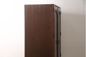 ワードローブを小さくリメイク!扉1枚分をカットし、高さと奥行きをリサイズ。内部のポール付き棚は撤去し、新たに可動式の棚板を製作。