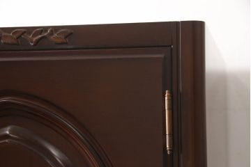 ワードローブを小さくリメイク!扉1枚分をカットし、高さと奥行きをリサイズ。内部のポール付き棚は撤去し、新たに可動式の棚板を製作。