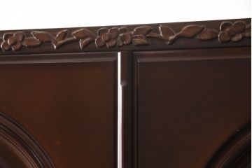 ワードローブを小さくリメイク!扉1枚分をカットし、高さと奥行きをリサイズ。内部のポール付き棚は撤去し、新たに可動式の棚板を製作。