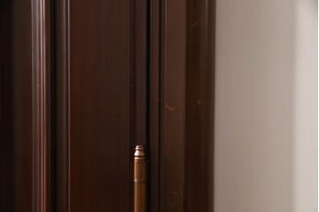 ワードローブを小さくリメイク!扉1枚分をカットし、高さと奥行きをリサイズ。内部のポール付き棚は撤去し、新たに可動式の棚板を製作。