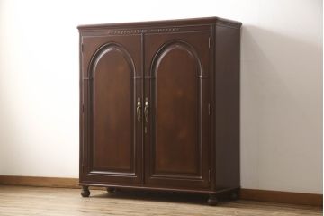 婚礼箪笥をチェストとローボードにリメイク!上段は脚を取り付けチェストに。下段は天板と脚を取り付けてローボードに。いずれも扉、引き出しの取っ手の装飾を作成して取り付け、現状の色味で仕上げ。