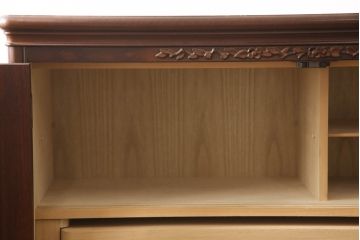 婚礼箪笥をチェストとローボードにリメイク!上段は脚を取り付けチェストに。下段は天板と脚を取り付けてローボードに。いずれも扉、引き出しの取っ手の装飾を作成して取り付け、現状の色味で仕上げ。