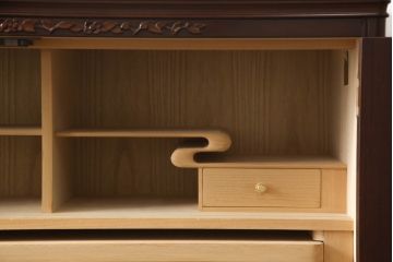婚礼箪笥をチェストとローボードにリメイク!上段は脚を取り付けチェストに。下段は天板と脚を取り付けてローボードに。いずれも扉、引き出しの取っ手の装飾を作成して取り付け、現状の色味で仕上げ。