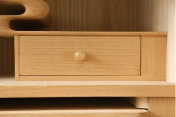 婚礼箪笥をチェストとローボードにリメイク!上段は脚を取り付けチェストに。下段は天板と脚を取り付けてローボードに。いずれも扉、引き出しの取っ手の装飾を作成して取り付け、現状の色味で仕上げ。