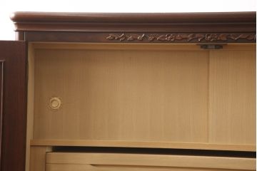 婚礼箪笥をチェストとローボードにリメイク!上段は脚を取り付けチェストに。下段は天板と脚を取り付けてローボードに。いずれも扉、引き出しの取っ手の装飾を作成して取り付け、現状の色味で仕上げ。